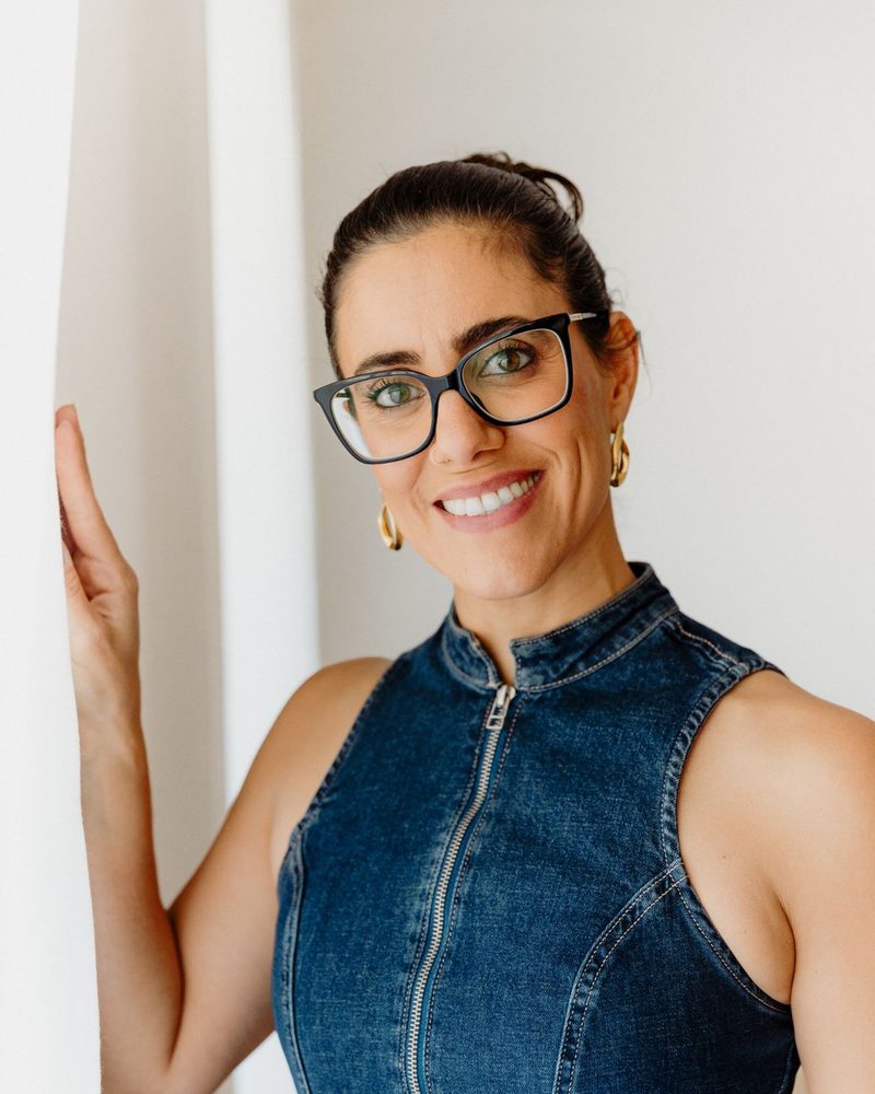 Sof&iacute;a Silva Berenguer smiling at the camera, standing beside a white curtain.